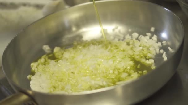 La cebolla en la sartén está cubierta con aceite — Vídeo de stock