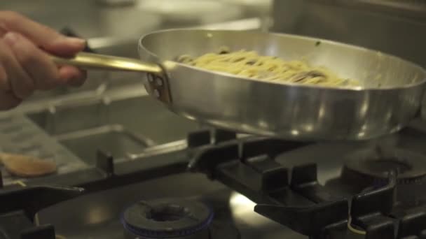 Preparación de espaguetis con almejas en la sartén — Vídeo de stock