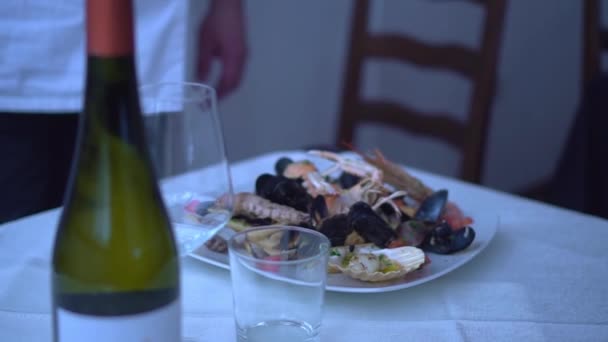 Plato de mariscos en la mesa — Vídeos de Stock