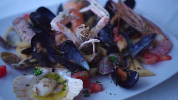 Prato de frutos do mar na mesa — Vídeo de Stock