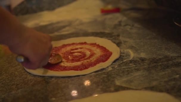 Chef extiende tomate en la masa — Vídeo de stock