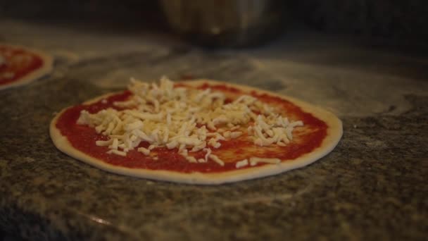 Masa de pizza con tomate y patatas crudas — Vídeos de Stock