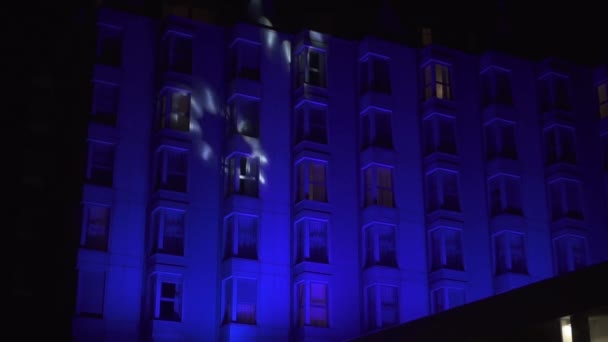 Proiezioni di luce su un edificio di notte — Video Stock