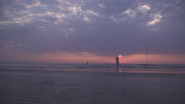 Голубой восход солнца на берегу моря — стоковое видео