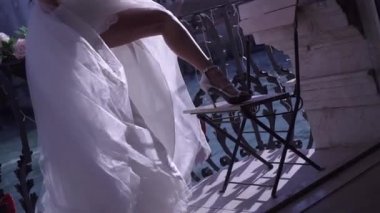 Beyaz gelinlikten çıkmış kız bacağı