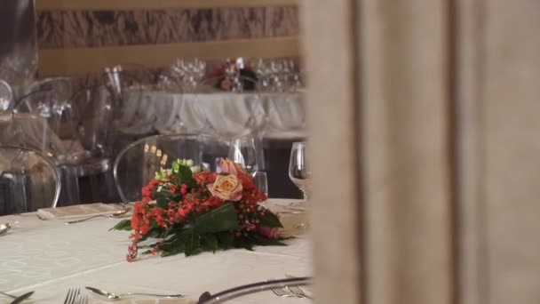 Een ruiker van de bloemen op de tafel bereid voor het banket — Stockvideo