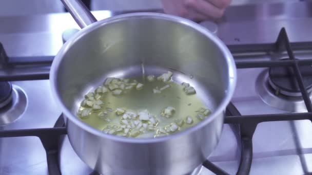 La cebolla con aceite se fríe en la sartén — Vídeo de stock