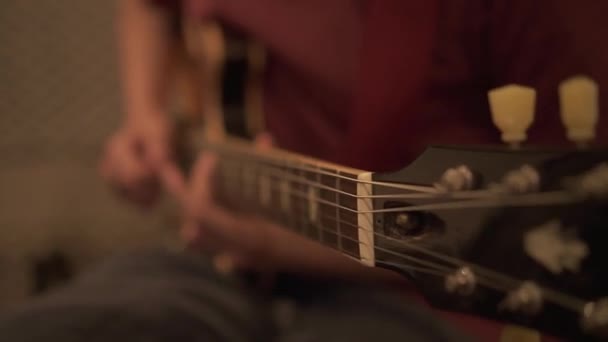 Hands play the electric guitar — Stock Video