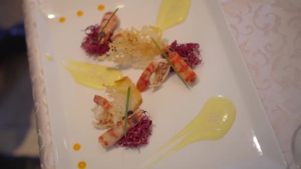 Crevettes avec radicchio et sauce — Video