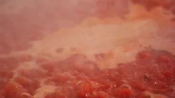 Bulle liquide de tomate dans le restaurant — Video