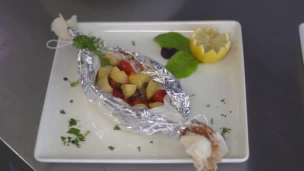 Verduras mixtas en papel de hornear — Vídeo de stock