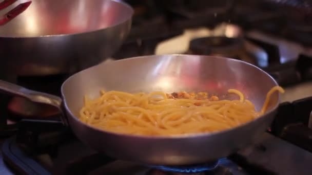 Spaghetti are put into the pan — Stock Video