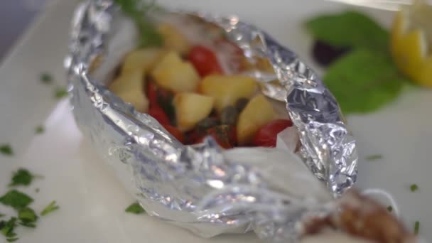 Mixed vegetables in baking paper — Stock Video