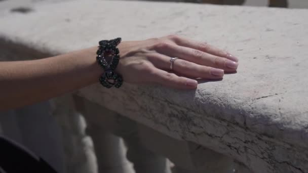 Girls hand grazes the marble fence — Stock Video