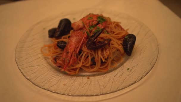 Špagety s krevetami a mušlemi na talíři — Stock video