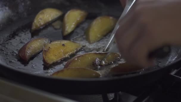 Appels worden gebakken in de pan — Stockvideo
