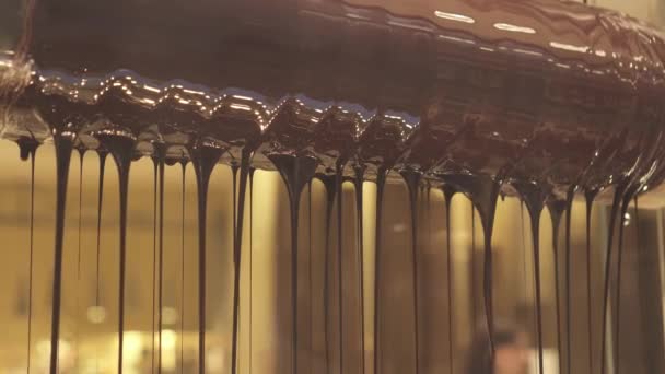 Chocolate negro líquido durante el procesamiento — Vídeo de stock