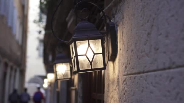 Світильники, освітлені біля ресторану — стокове відео