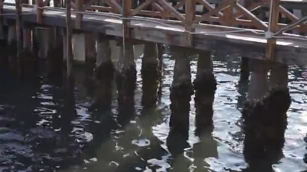 Embarcadero de madera en el agua — Vídeo de stock