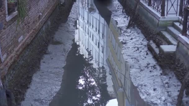 Venedig kanal utan vatten med lera — Stockvideo