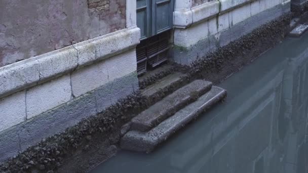 Venedik 'te bir evin kapısı suyla dolu kanala doğru. — Stok video