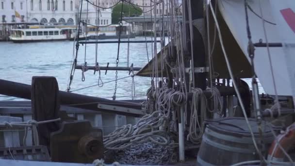 Ropes on the bow of a wooden sailboat — Stock Video