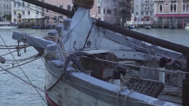 Bow of an old wooden sailing boat — Stock Video