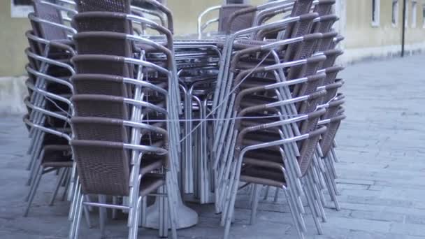 Bar sandalyeleri ve masalar üst üste. — Stok video