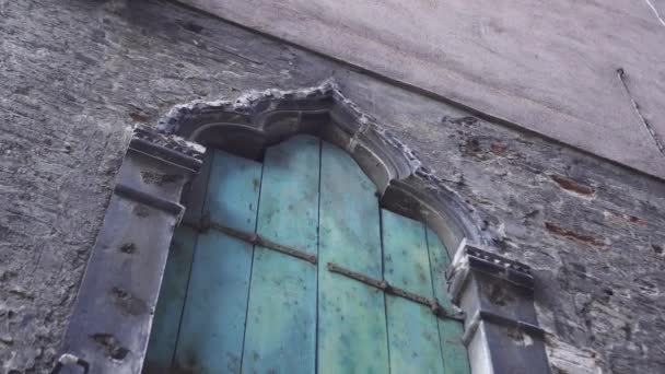 An ancient window of the Italian house — Stock Video