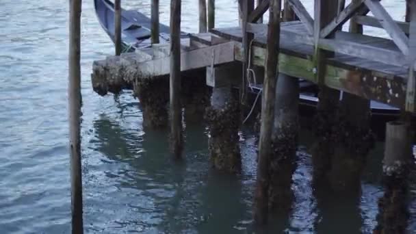 Деревянная пристань на воде — стоковое видео