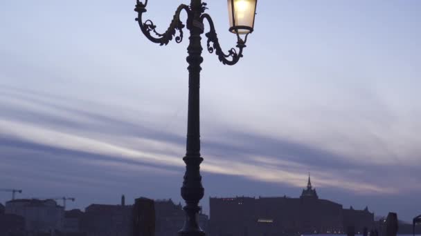 Akşam gökyüzünün arka planında Venedik deniz fenerleri — Stok video