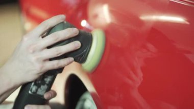 Kırmızı bir arabayı yavaş çekimde cilalamak