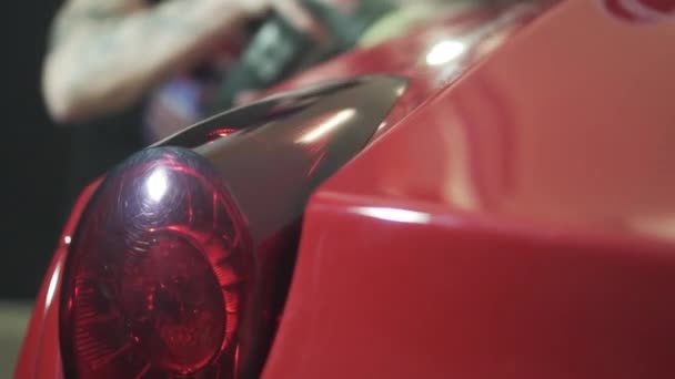 A boy polishes red car — Stock Video