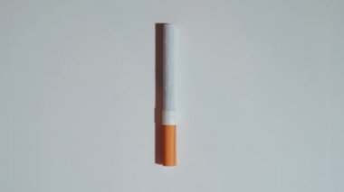 Bir sigara dur hareketiyle kırılır.