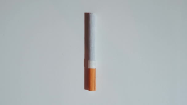 En sigarett knekker i stopp – stockvideo