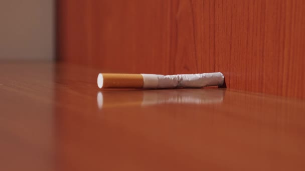 Une cigarette se brise en morceaux 