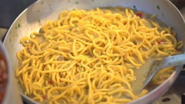 Tavada spagetti pişiyor.