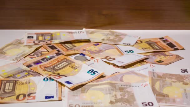 Euro bankovky a mince se objevují v pohybu stop — Stock video