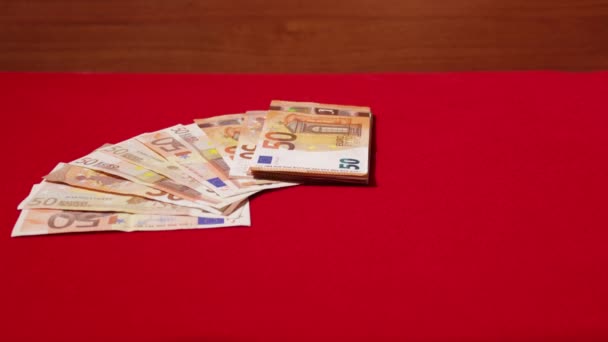 Billetes en stop motion en la mesa roja — Vídeo de stock