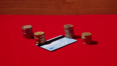 Bozuk paralar kredi kartının etrafında durur.