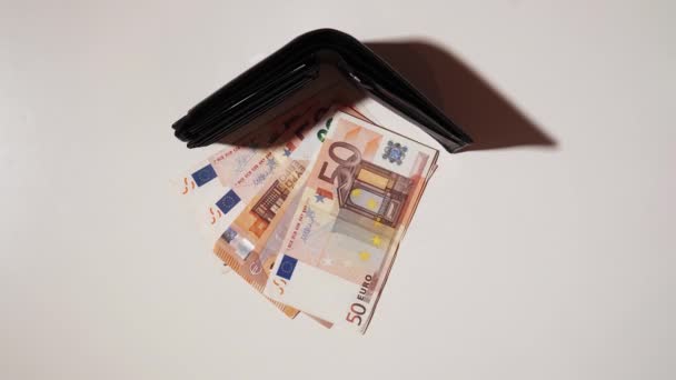 Los billetes en euros aparecen delante de la billetera — Vídeo de stock