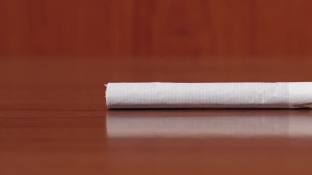 Cigarro quebra em muitas partes pequenas — Vídeo de Stock