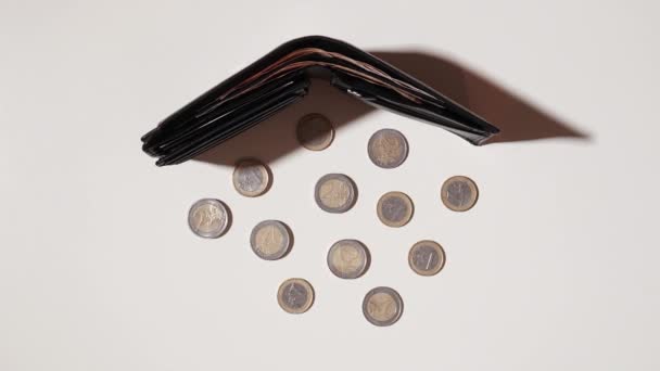 Монети з'являються в стоп-русі перед гаманцем — стокове відео