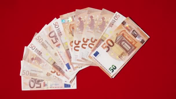 Forgalomban lévő bankjegyek a piros asztalon — Stock videók