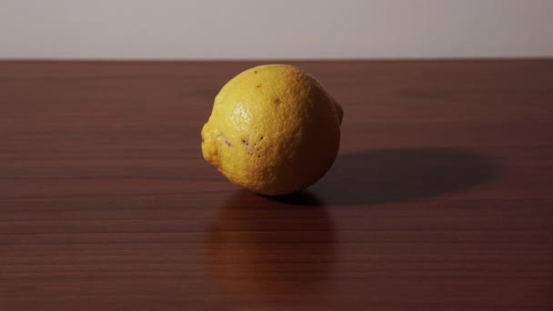Limón se rompe en dos en stop motion — Vídeo de stock