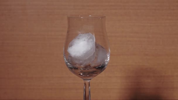 Лед тает в стакане во времени — стоковое видео