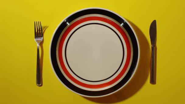 Тарелка со столовыми приборами по бокам — стоковое видео