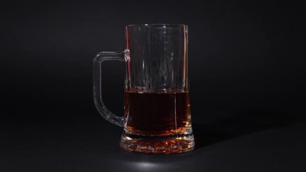 Bier wordt in de stop beweging in het glas gegoten — Stockvideo