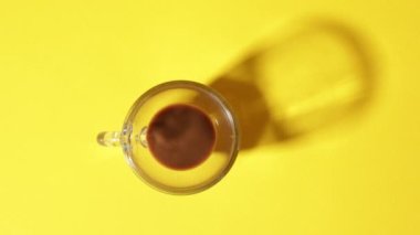 Kahveyi bardağa doldurdum.