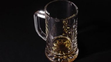 Bira bardağa hareketsiz bir şekilde dökülür.